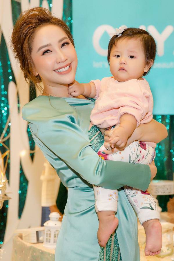 Bé gái từng được Bảo Thy bế, ngủ chung giường giờ xuất hiện trong đám cưới cô cực dễ thương - 9