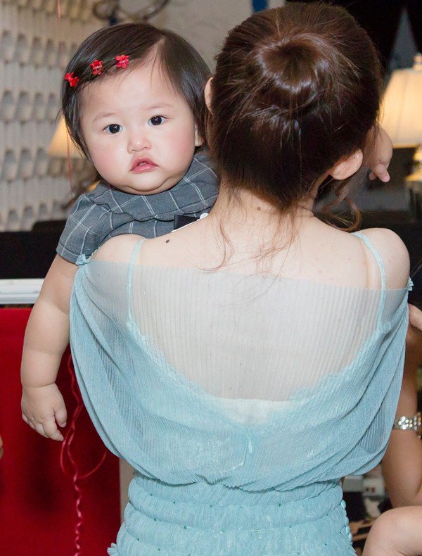 Bé gái từng được Bảo Thy bế, ngủ chung giường giờ xuất hiện trong đám cưới cô cực dễ thương - 12