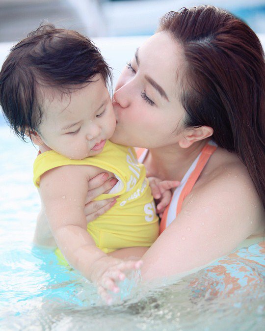 Bé gái từng được Bảo Thy bế, ngủ chung giường giờ xuất hiện trong đám cưới cô cực dễ thương - 19