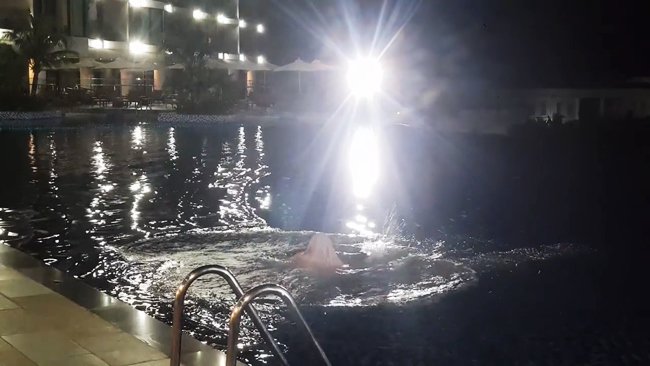 Bí mật Hoa Hồng Trên Ngực Trái: Ham hố nhảy xuống nước cứu người, Khuê gặp ngay amp;#34;tai nạnamp;#34; - 3