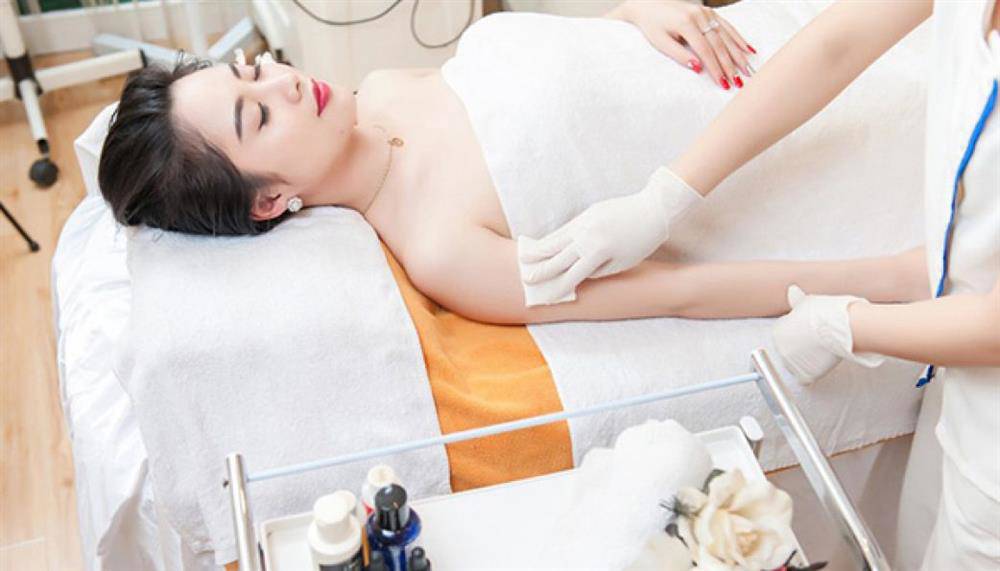 Gấp lắm rồi, muốn da trắng bật tông mùa cuối năm, chị em cần áp dụng ngay lộ trình này - 10