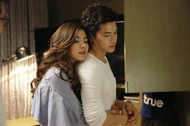 Làm tiệc chia tay đời độc thân, cô gái suýt ngất khi chồng sắp cưới ôm hôn 1 người - 1