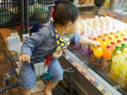 Làm mẹ - Con ăn trộm bánh trong siêu thị bị nhân viên buộc tội, mẹ đáp "Cô phải xin lỗi con tôi"