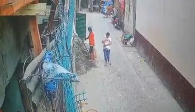 Thuê bảo mẫu cho con trên Facebook, mẹ hoảng hốt khi xem camera chỉ sau 1 ngày - 3