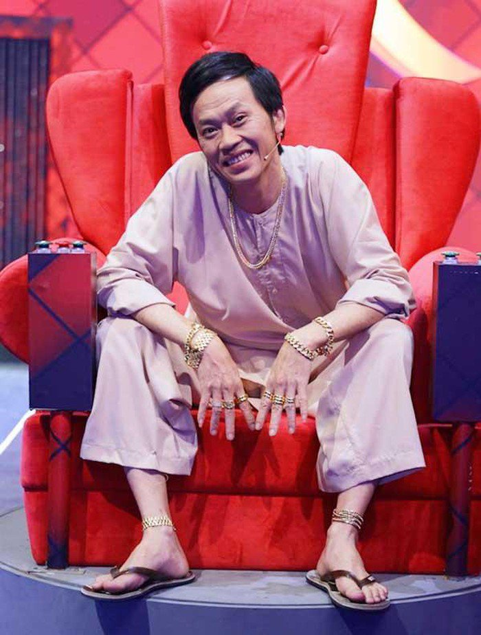 Từ bỏ áo bà ba và dép lào, Hoài Linh “lên đồ” chuẩn soái ca với cả cây hàng hiệu - 7