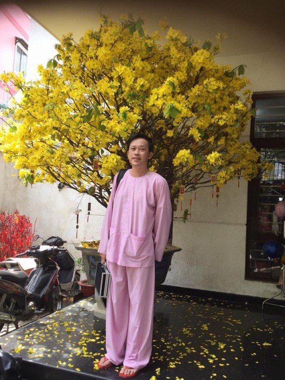 Từ bỏ áo bà ba và dép lào, Hoài Linh “lên đồ” chuẩn soái ca với cả cây hàng hiệu - 5