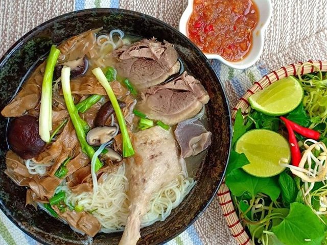 Cuối tuần làm bún măng vịt chấm mắm gừng, chồng chan vợ húp gật đầu khen ngon