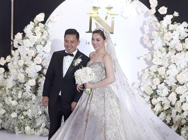 Bi hài đám cưới Giang Hồng Ngọc: Con trai 1 tuổi liên tục khóc khi bố mẹ bận tiếp khách - 15