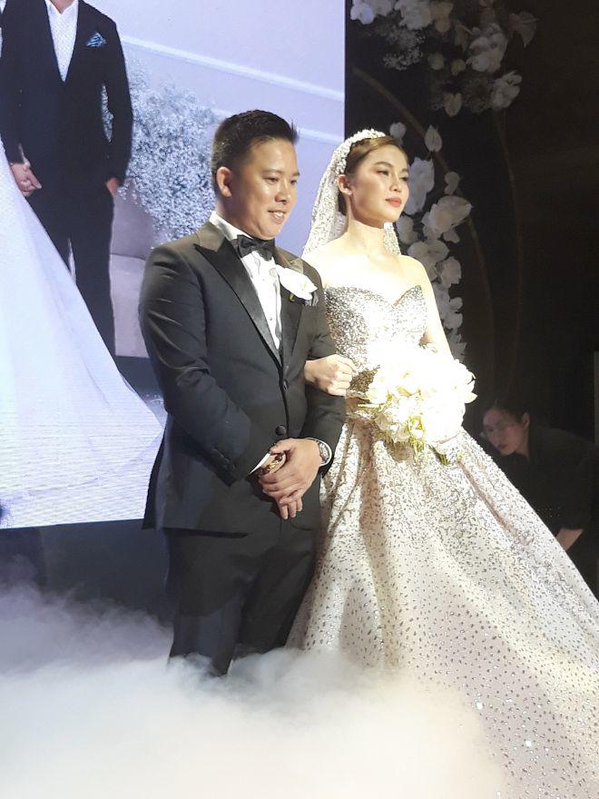 Bi hài đám cưới Giang Hồng Ngọc: Con trai 1 tuổi liên tục khóc khi bố mẹ bận tiếp khách - 17