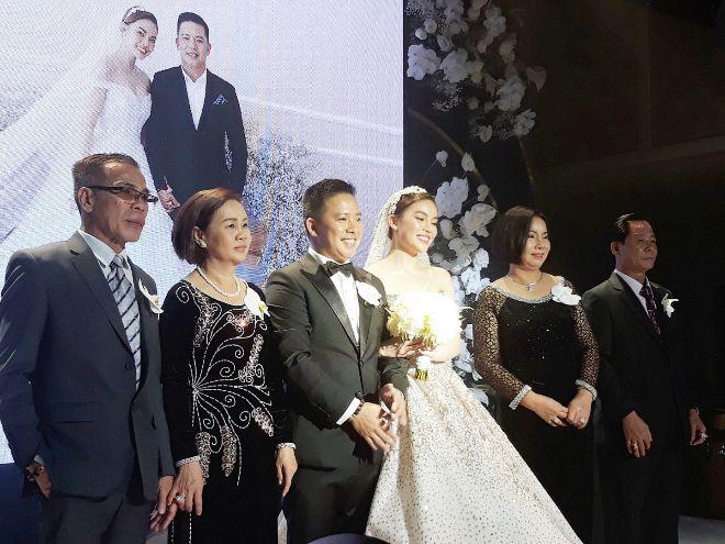 Bi hài đám cưới Giang Hồng Ngọc: Con trai 1 tuổi liên tục khóc khi bố mẹ bận tiếp khách - 18