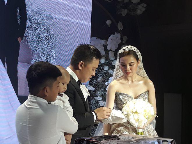 Bi hài đám cưới Giang Hồng Ngọc: Con trai 1 tuổi liên tục khóc khi bố mẹ bận tiếp khách - 21