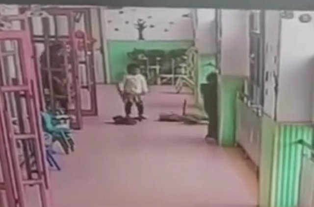 Con gái kể bị cô giáo đuổi ra hành lang, mẹ kiểm tra camera phát hiện điều kinh hoàng - 1