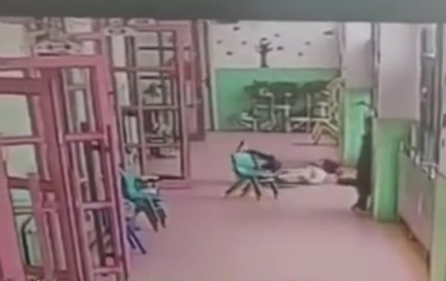 Con gái kể bị cô giáo đuổi ra hành lang, mẹ kiểm tra camera phát hiện điều kinh hoàng - 2