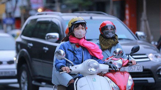 Sắp đón đợt không khí lạnh mới, đầu tuần người dân Hà Nội đi làm trong mưa rét - 1