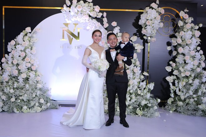 Bi hài đám cưới Giang Hồng Ngọc: Con trai 1 tuổi liên tục khóc khi bố mẹ bận tiếp khách - 2