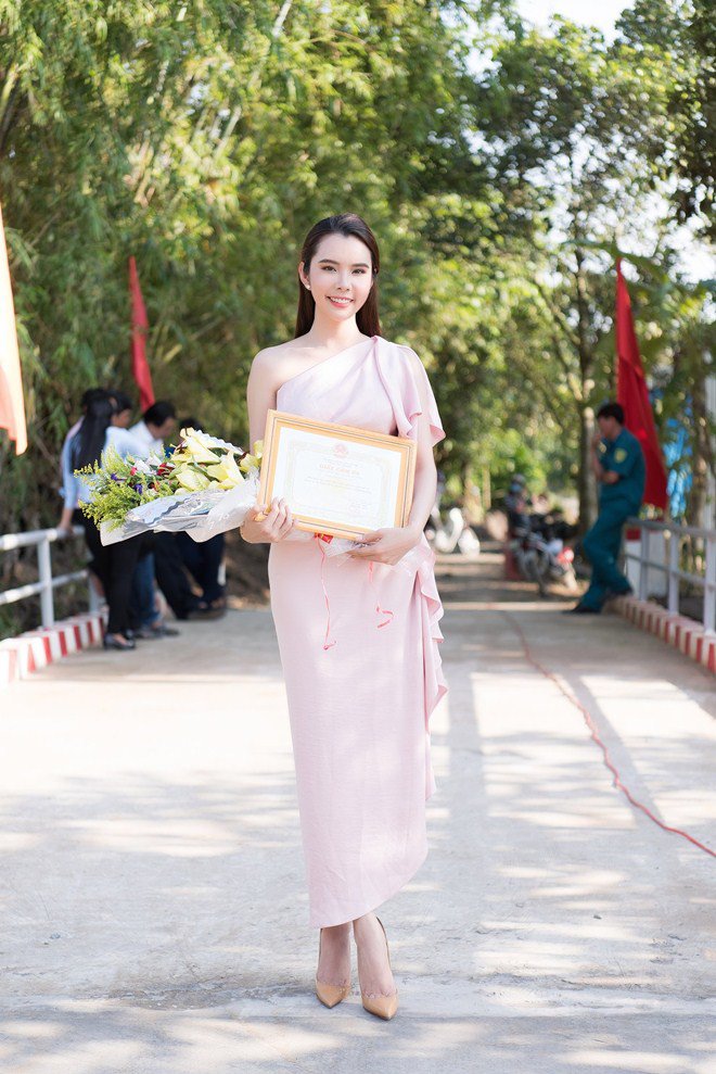 Xuất thân nghèo khó, Hoa hậu du lịch thế giới 2018 bỏ tiền túi làm điều ý nghĩa ở quê - 5