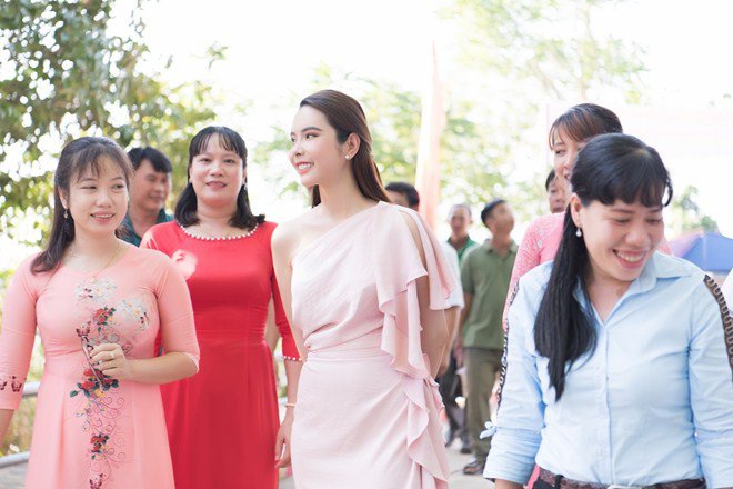 Xuất thân nghèo khó, Hoa hậu du lịch thế giới 2018 bỏ tiền túi làm điều ý nghĩa ở quê - 1