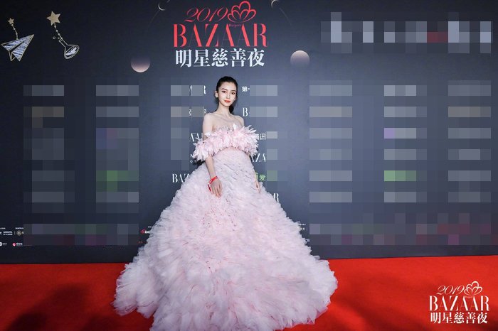 Huỳnh Hiểu Minh vừa đánh bại đàn em, Angelababy đã bị amp;#34;gái 1 conamp;#34; lấn át - 1