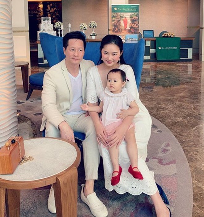 5 sao nữ lấy chồng hơn nhiều tuổi: Người đi xe 70 tỷ, người được tặng 3 căn biệt thự - 5