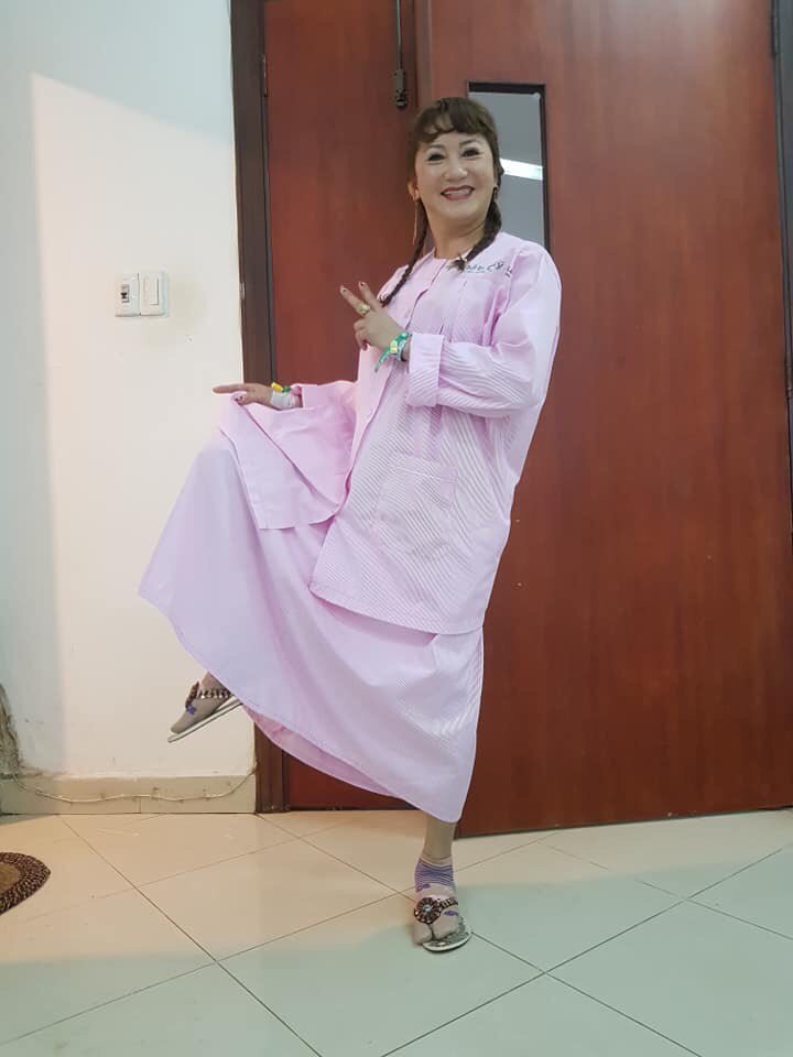 Bà mẹ U50 siêu hài, nằm viện vẫn cà khịa bạn cười đến mức phải đi khâu lại vết mổ - 3