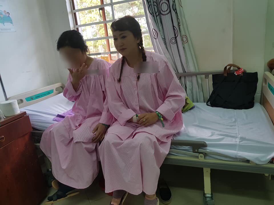 Bà mẹ U50 siêu hài, nằm viện vẫn cà khịa bạn cười đến mức phải đi khâu lại vết mổ - 4