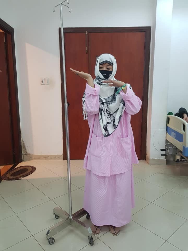 Bà mẹ U50 siêu hài, nằm viện vẫn cà khịa bạn cười đến mức phải đi khâu lại vết mổ - 1
