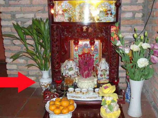 Bàn thờ đặt đúng cung hao tài này, gia chủ cầu khấn tứ phương vẫn nghèo bền vững