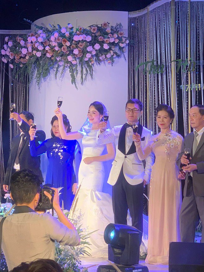 BTV Thời sự trẻ nhất khung giờ vàng VTV làm đám cưới đẹp nên thơ, NSND Công Lý tới dự - 9