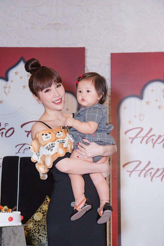 Chị dâu kể chuyện bà mẹ tương lai Bảo Thy đã đọc rất nhiều sách về cách chăm trẻ em - 4