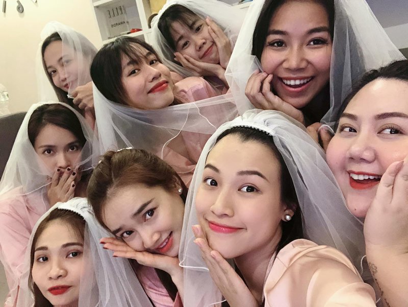 Nhã Phương diện pijama hồng ngọt ngào trong tiệc chia tay đời độc thân của Hoàng Oanh - 5