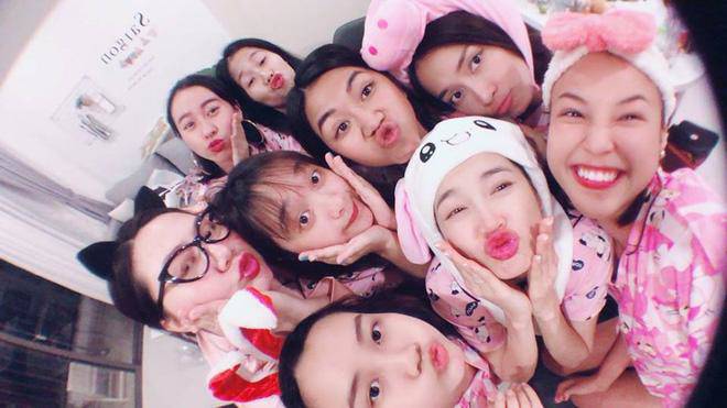 Nhã Phương diện pijama hồng ngọt ngào trong tiệc chia tay đời độc thân của Hoàng Oanh - 6