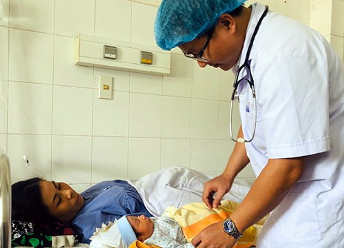 Mẹ bầu tháng cuối sốt xuất huyết nặng, vừa đẻ bác sĩ lập tức cắt tử cung để giữ mạng - 1