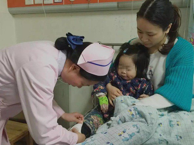 Con gái 2 tuổi đi tiểu ra máu, mẹ bật khóc khi biết nguyên do là tại mình