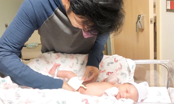Sang tận Mỹ sinh nở, Vũ Ngọc Ánh tái mặt chịu đau, Anh Tài không rời vợ nửa bước - 6