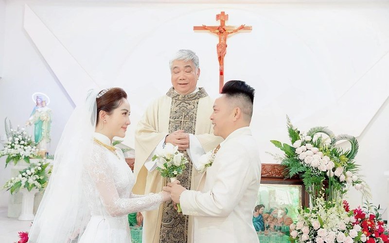 Khác với những cô dâu showbiz Việt khác, Bảo Thy tổ chức hôn lễ trong nhà thờ. Để chuẩn bị cho hôn lễ của mình, Bảo Thy đã đặt hàng loạt váy áo đính pha lê, đắp ren và thêu nổi họa tiết lộng lẫy. 
