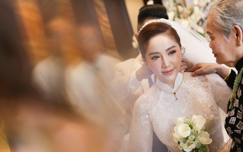 Nhà thiết kế Chung Thanh Phong phải dành tới 3 tháng để hoàn thành 3 bộ váy cho Bảo Thy. Trong đám cưới Bảo Thy như 1 nàng công chúa, rạng rỡ, thướt tha.
