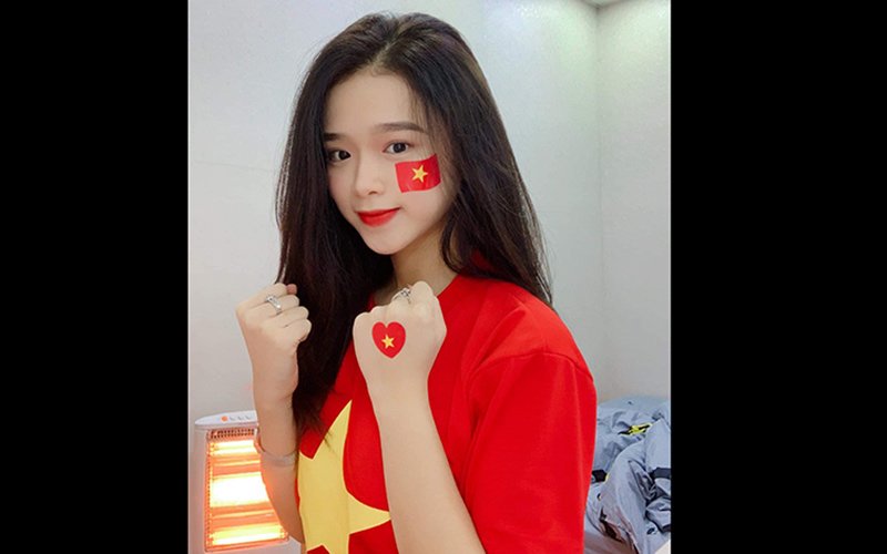 Hoà cùng không khí bóng đá nước nhà, hot girl 17 tuổi Linh Ka cũng diện áo cờ đỏ sao vàng để xuống phố ủng hộ. Tuy vậy, chắc do bất ngờ ăn mặc kín đáo nên cô nàng bị hỏi rằng "Sao hôm nay không diện đồ khoe vòng một?". 
