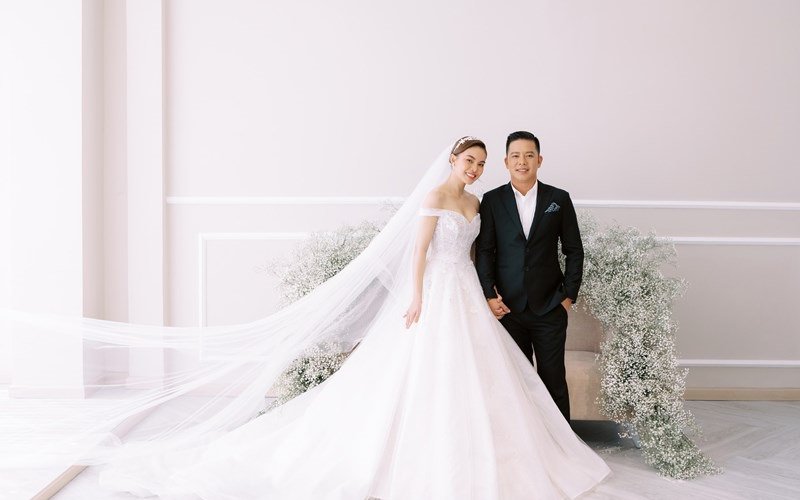 Không kém cạnh Bảo Thy, tối 16/11 Giang Hồng Ngọc cũng đã tổ chức hôn lễ với ông xã Xuân Văn ở một khán sạn 5 sao sang trọng tại TP.HCM.
