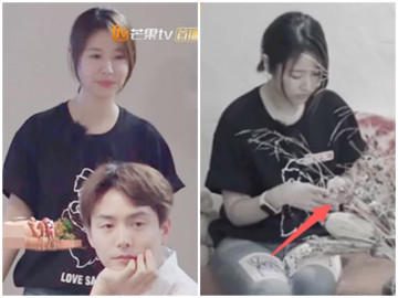 Bị bạn thân làm bẽ mặt, Lâm Tâm Như lủi thủi ngồi một góc gọi điện cho con gái