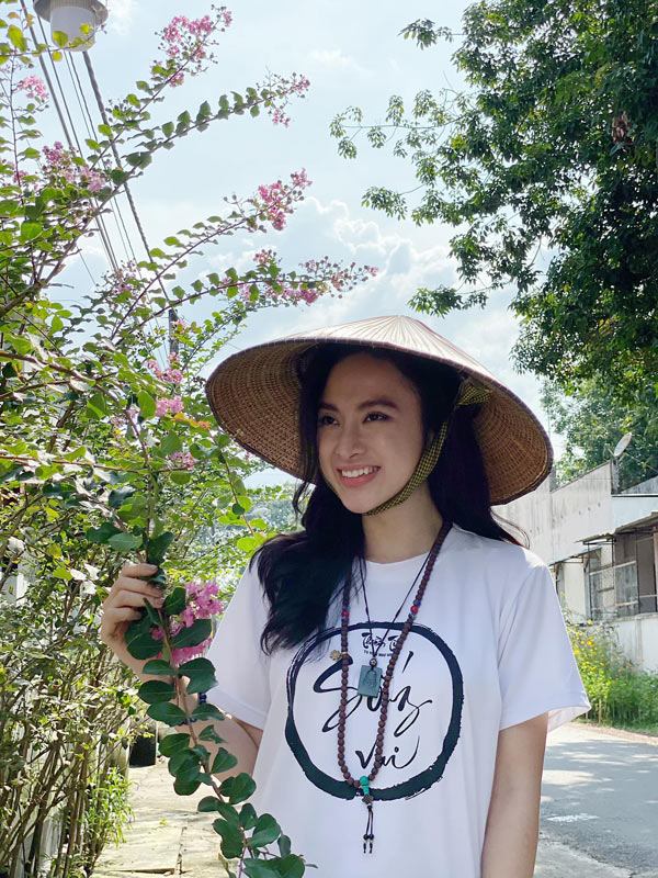 angela phuong trinh bat ngo dien ao cup nguc sau thoi gian kin dao - 1
