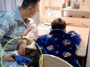 Yêu con - Lén nhìn bố dạy con trai học bài, mẹ giật mình vì thứ bố cầm trên tay