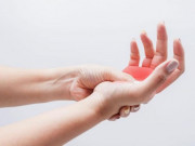 Sức khỏe - Nguyên nhân gây tê mỏi chân tay và cách xử lý