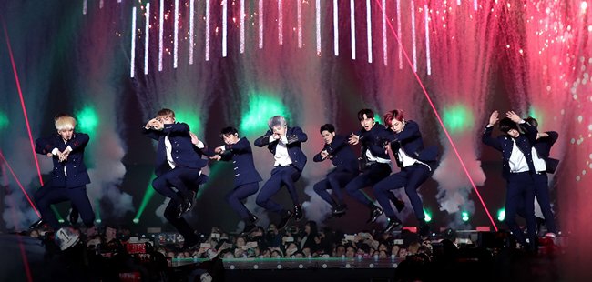 Sau trận Việt Nam - Thái Lan, amp;#34;chảo lửaamp;#34; Mỹ Đình được trang hoàng cho lễ trao giải đình đám - 1