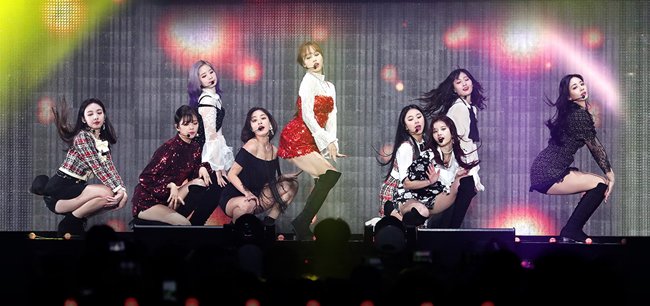 Sau trận Việt Nam - Thái Lan, amp;#34;chảo lửaamp;#34; Mỹ Đình được trang hoàng cho lễ trao giải đình đám - 2