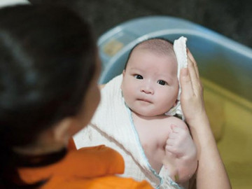 Trẻ bị rôm sảy nguyên nhân do đâu và cách tắm lá cho trẻ