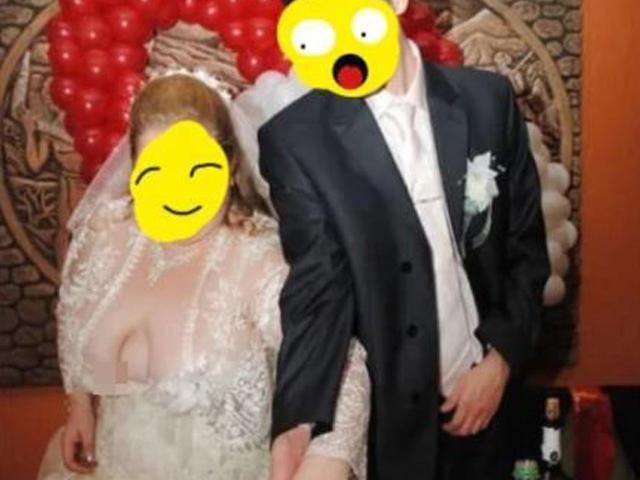 Diện váy cưới mỏng tang nhưng không áo ngực, cô dâu lộ hàng khi đang cắt bánh cưới