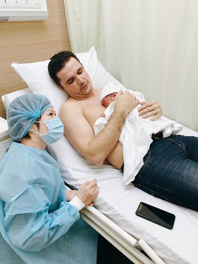 Phương Mai đã hạ sinh quý tử đầu lòng, khoảnh khắc bố Tây amp;#34;da kề daamp;#34; gây chú ý - 1