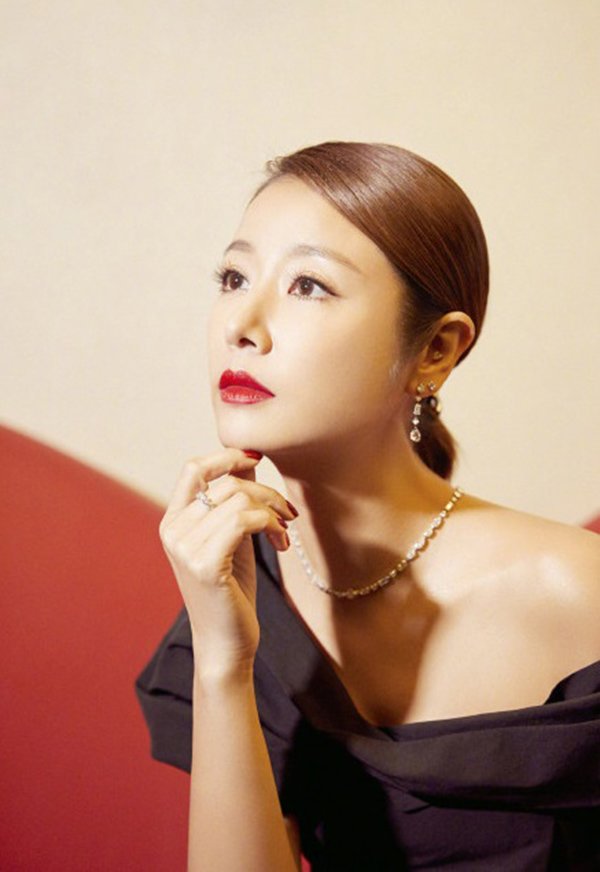 Ở tuổi tứ tuần, Tử Vy Cách Cách vẫn xinh đẹp rạng rỡ với làn da mịn màng khó tin - 2