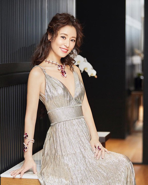 Ở tuổi tứ tuần, Tử Vy Cách Cách vẫn xinh đẹp rạng rỡ với làn da mịn màng khó tin - 6