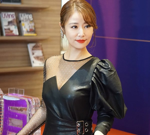 Ở tuổi tứ tuần, Tử Vy Cách Cách vẫn xinh đẹp rạng rỡ với làn da mịn màng khó tin - 5